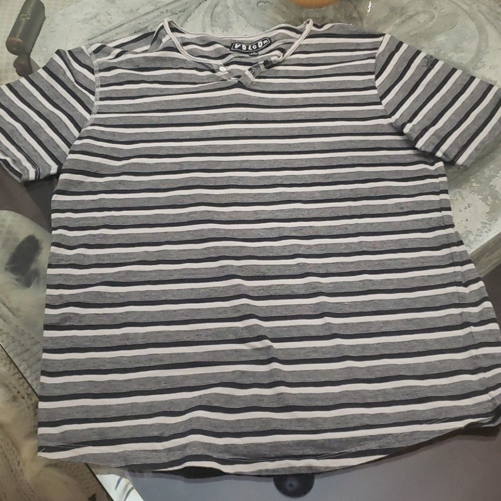 𝅺volcom Tee